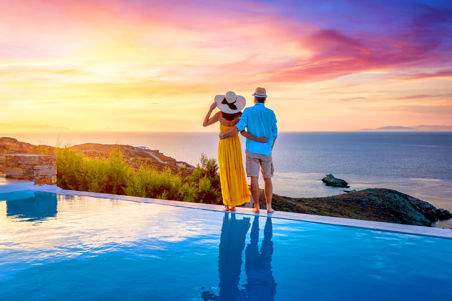 A,Romantic,Couple,On,Summer,Vacation,Enjoys,The,Beautiful,Sunset